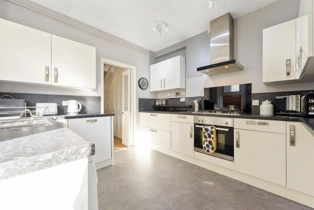 The Capstone Retreat - Beautiful Detached Family Home By Coastline Retreats, Arcade Machine, Parking, Bbq Bournemouth Exterior foto